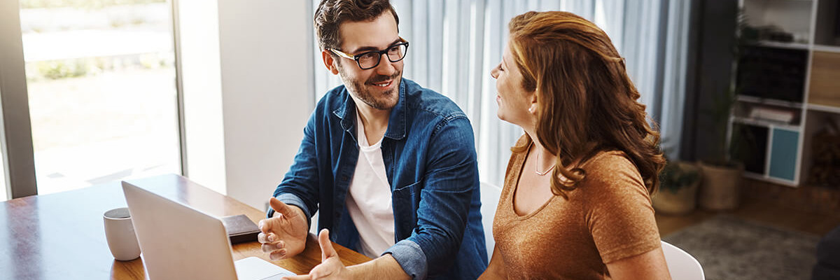 Vermieter diskutieren über Mietpreis 